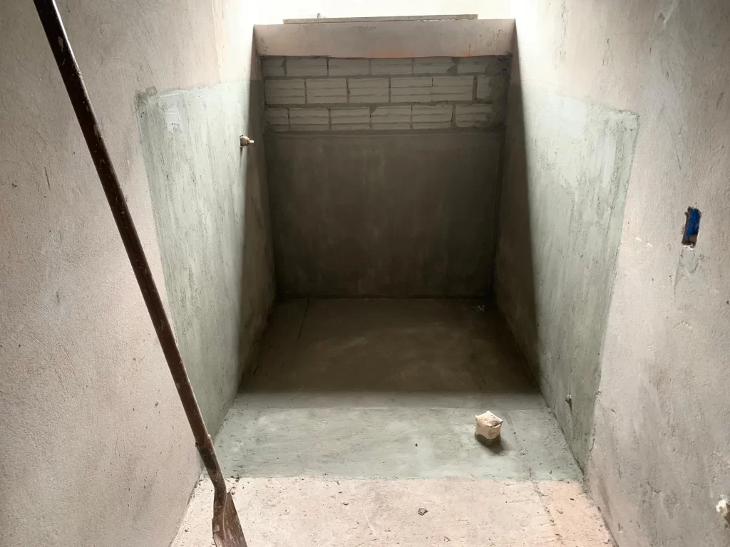 Poço de elevador ou caixa de escada em concreto rebocado, interior bruto em obra