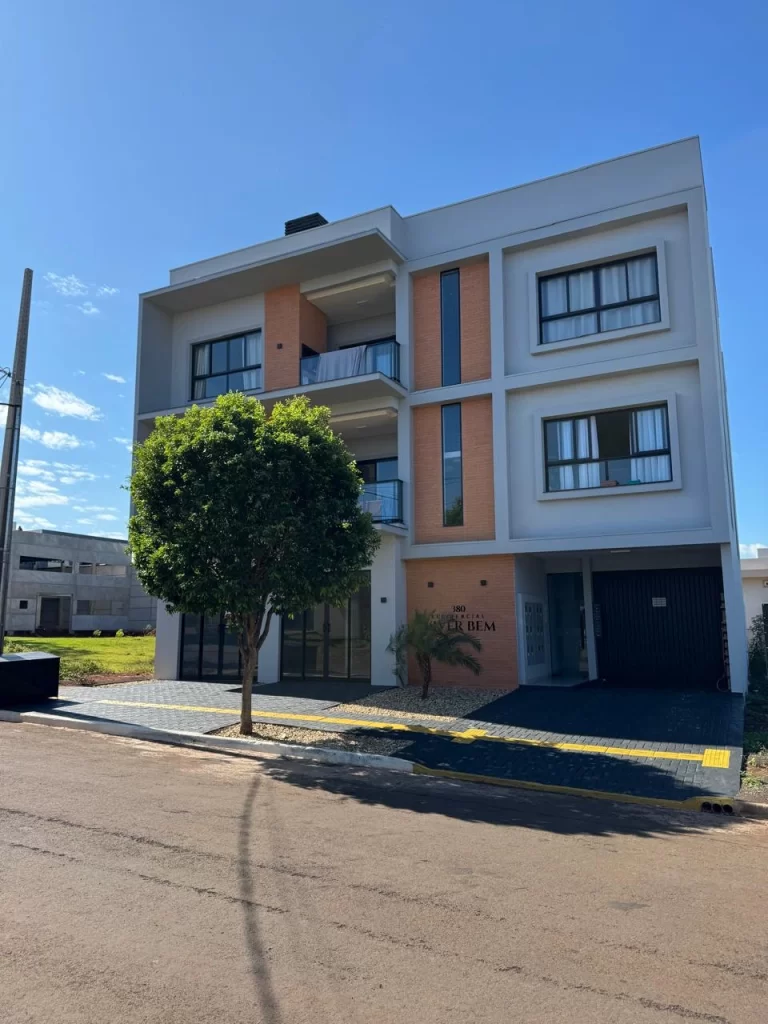 Edifício Residencial Viver Bem entregue, três pavimentos com fachada em tijolo e branco