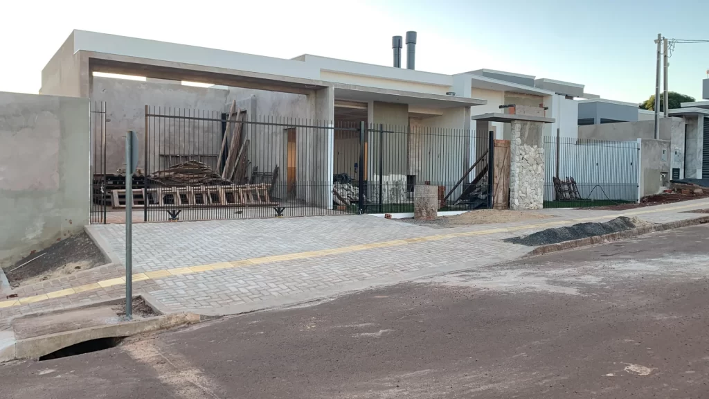 Residência térrea entregue com muro em pedra natural e portão gradeado