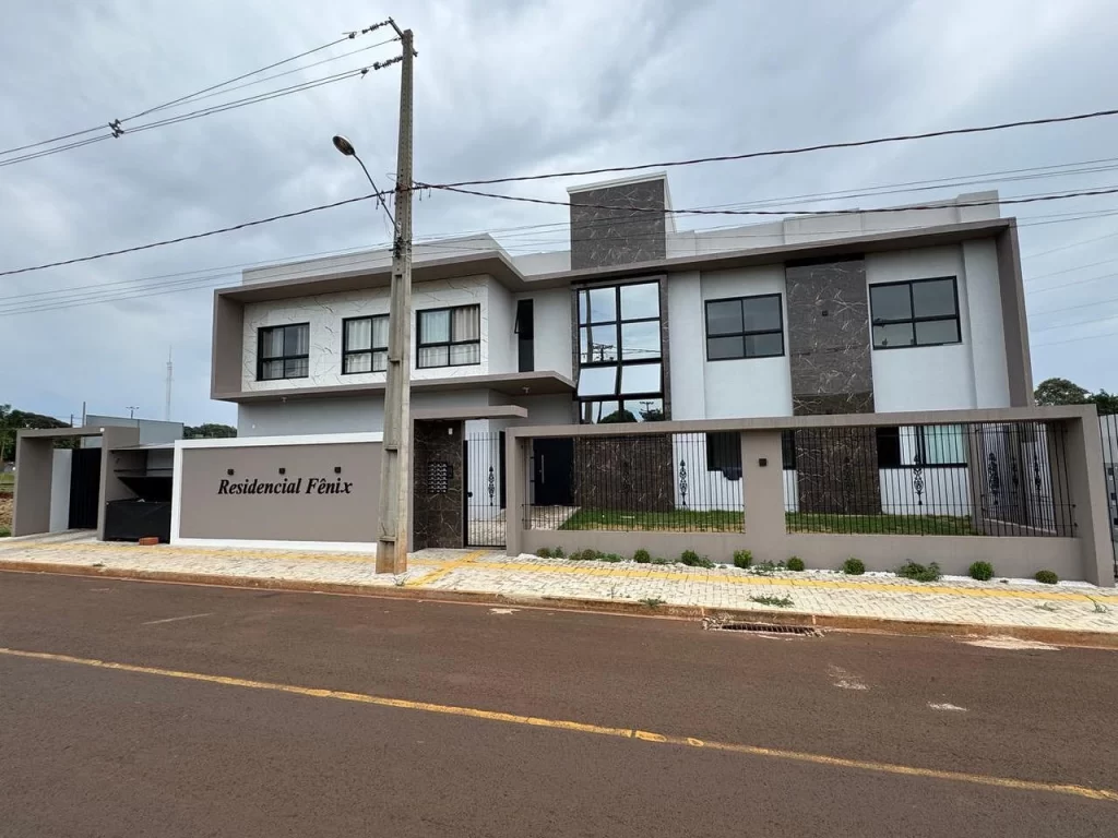 Residencial Fênix entregue, sobrado com fachada em mármore e muro identificado