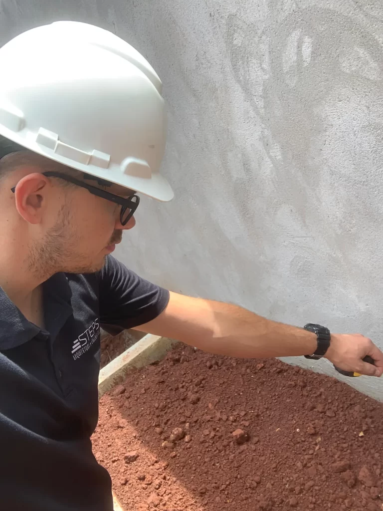 Engenheiro da Steps de capacete e camisa da empresa em vistoria de obra