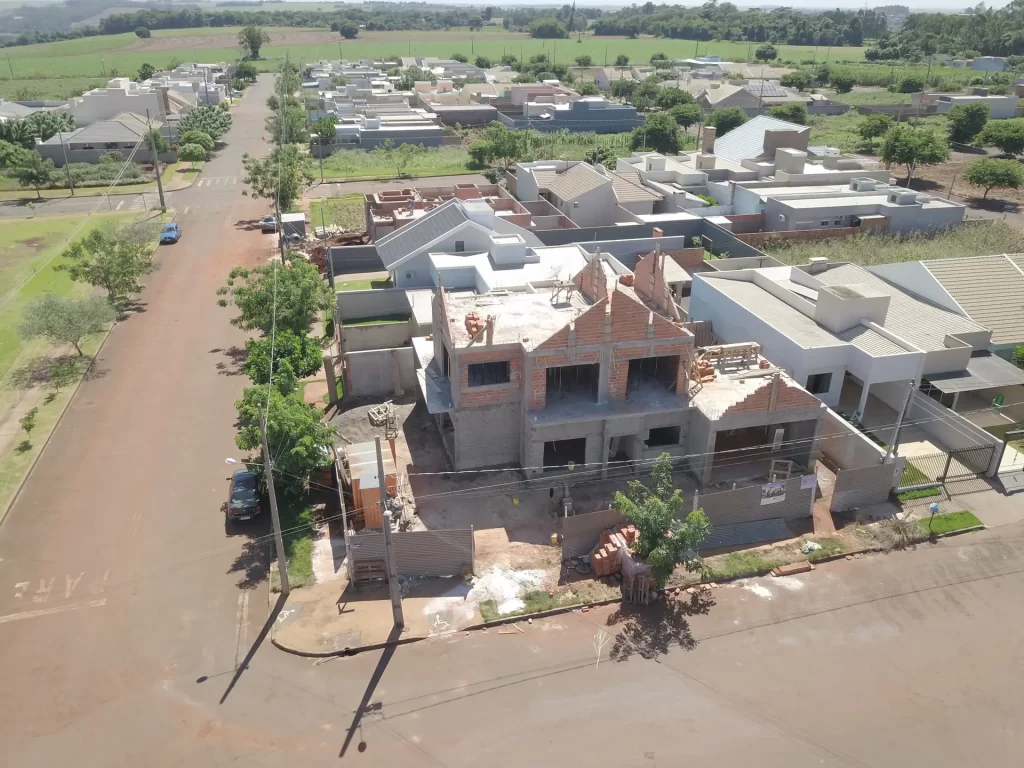 Vista aérea de sobrado de esquina em fase de alvenaria estrutural em bairro residencial